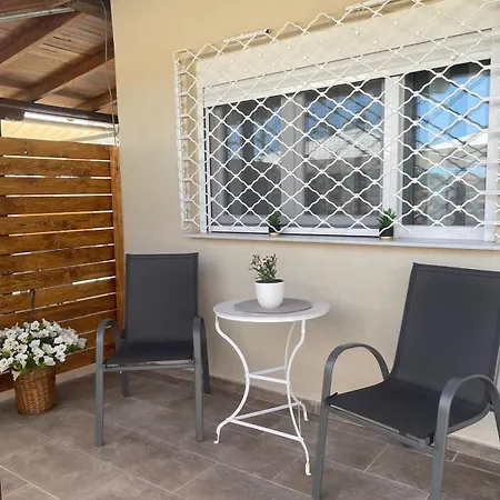 Nima House Case de vacanță